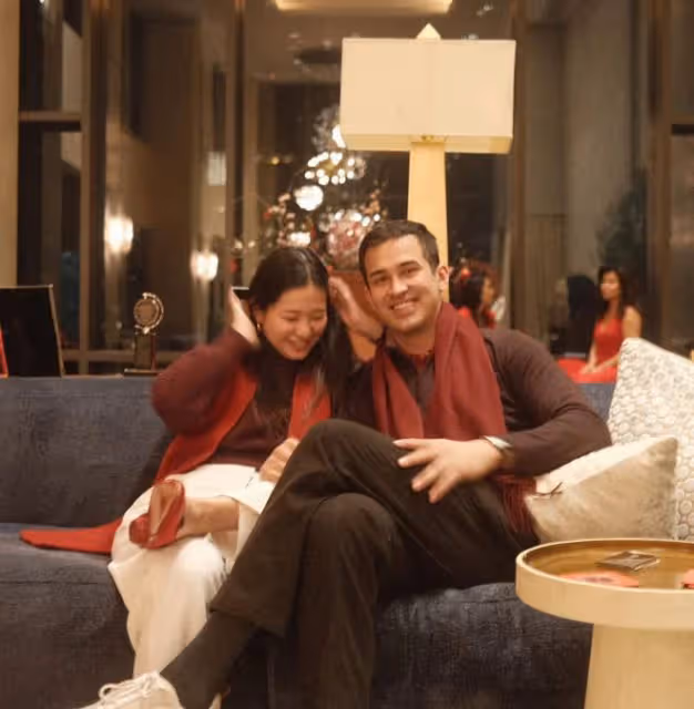韋唯大兒子吃燭光晚餐慶生!肌肉壯碩與美女相擁,二弟鬍子拉碴