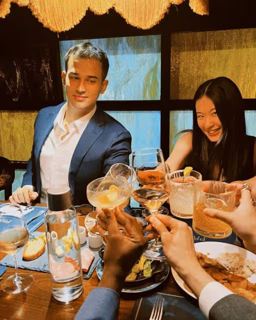 韋唯大兒子吃燭光晚餐慶生!肌肉壯碩與美女相擁,二弟鬍子拉碴