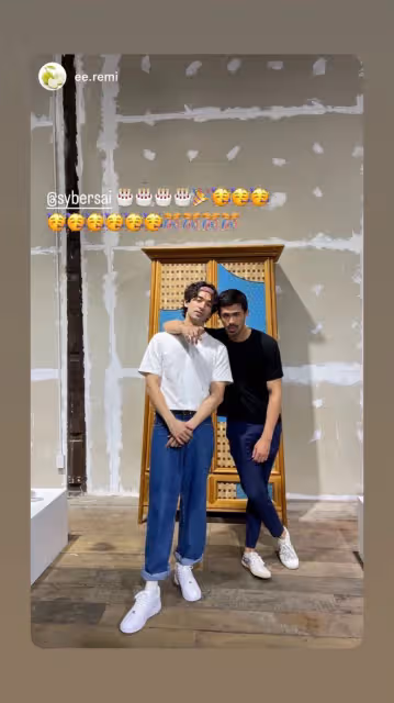 韋唯大兒子吃燭光晚餐慶生!肌肉壯碩與美女相擁,二弟鬍子拉碴