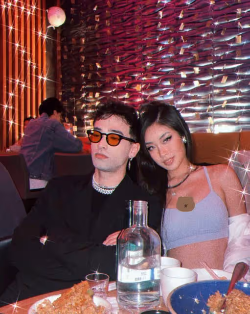 韋唯大兒子吃燭光晚餐慶生!肌肉壯碩與美女相擁,二弟鬍子拉碴