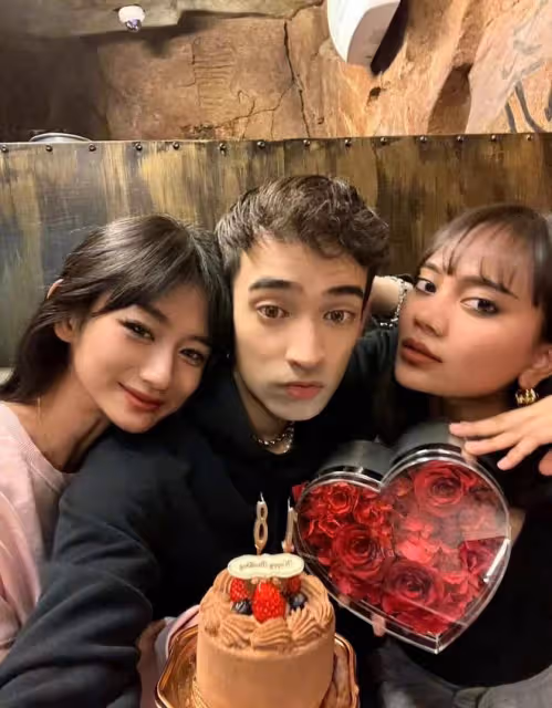 韋唯大兒子吃燭光晚餐慶生!肌肉壯碩與美女相擁,二弟鬍子拉碴