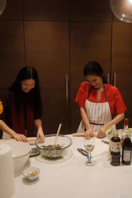 韋唯大兒子吃燭光晚餐慶生!肌肉壯碩與美女相擁,二弟鬍子拉碴