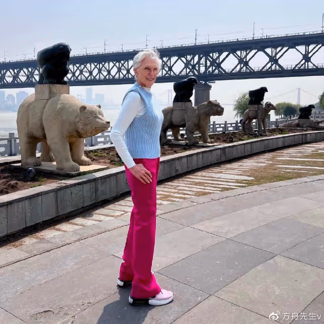 馬斯克媽媽結束中國之行!在上海東方明珠前留影,穿黑絲絨好貴氣
