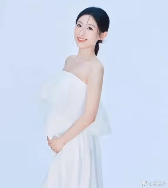 央視90後美女主持曬孕照，哈佛畢業嫁圈外老公，高顏值不輸馬凡舒