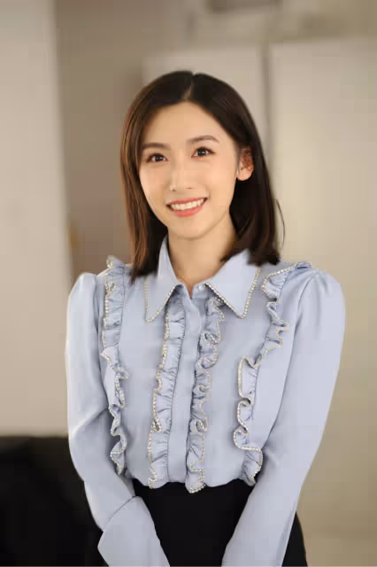 央視90後美女主持曬孕照，哈佛畢業嫁圈外老公，高顏值不輸馬凡舒