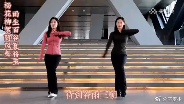 央視90後美女主持曬孕照，哈佛畢業嫁圈外老公，高顏值不輸馬凡舒