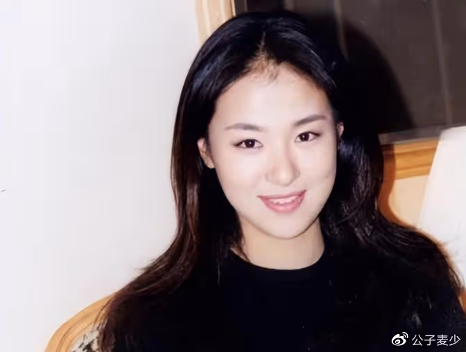 沈傲君：拿200萬求婚聶遠被拒，後來相親外交官，老公把她寵上天