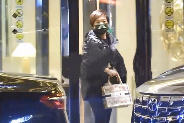 宋丹丹攜三婚老公深夜聚會!男方頭髮花白顯老,張國立鄧婕狀態好