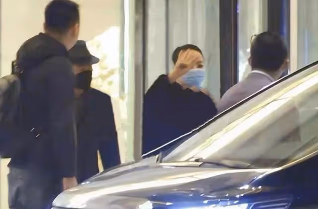 宋丹丹攜三婚老公深夜聚會!男方頭髮花白顯老,張國立鄧婕狀態好