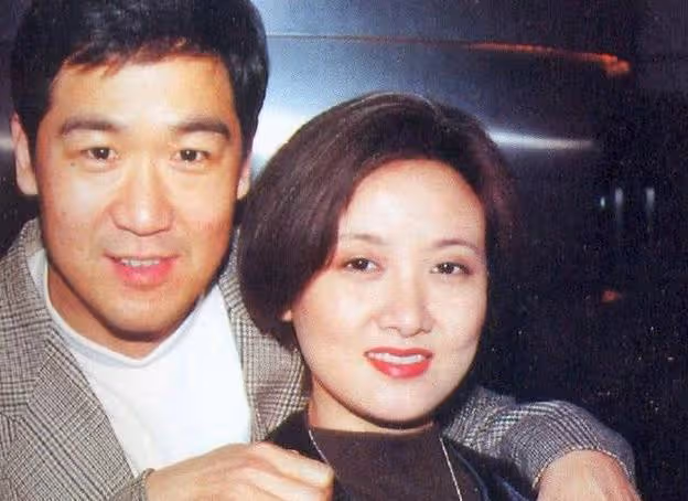 宋丹丹攜三婚老公深夜聚會!男方頭髮花白顯老,張國立鄧婕狀態好
