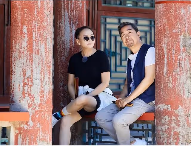 宋丹丹攜三婚老公深夜聚會!男方頭髮花白顯老,張國立鄧婕狀態好