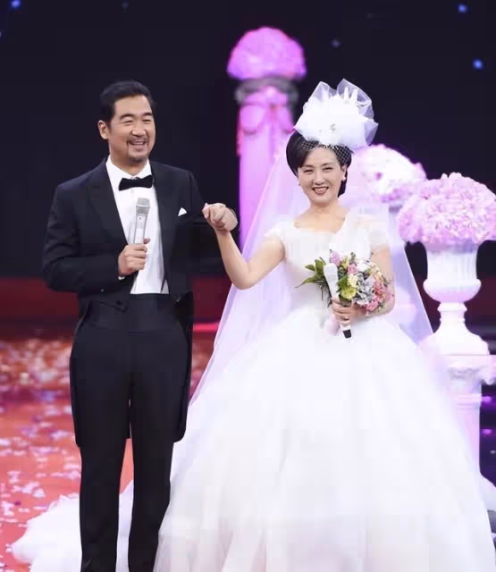 宋丹丹攜三婚老公深夜聚會!男方頭髮花白顯老,張國立鄧婕狀態好