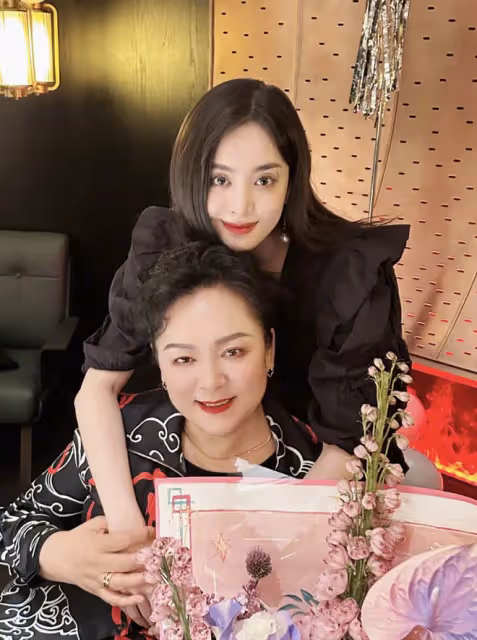 娜扎曬全家福為母親慶生，媽媽年輕貴氣，空姐姐姐罕見出鏡顏值高