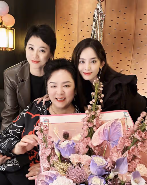 娜扎曬全家福為母親慶生，媽媽年輕貴氣，空姐姐姐罕見出鏡顏值高