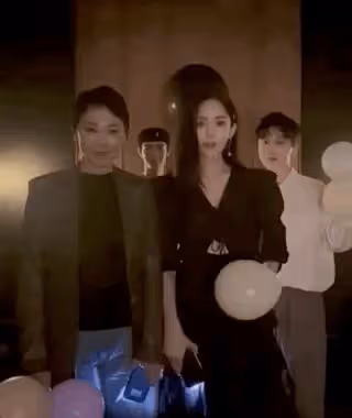 娜扎曬全家福為母親慶生，媽媽年輕貴氣，空姐姐姐罕見出鏡顏值高