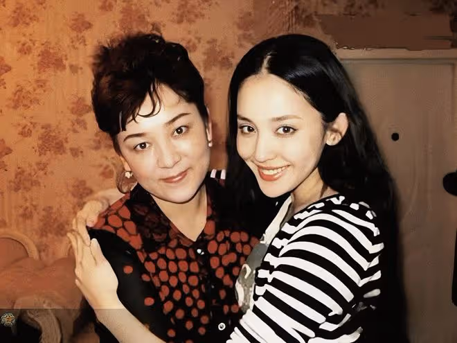 娜扎曬全家福為母親慶生，媽媽年輕貴氣，空姐姐姐罕見出鏡顏值高