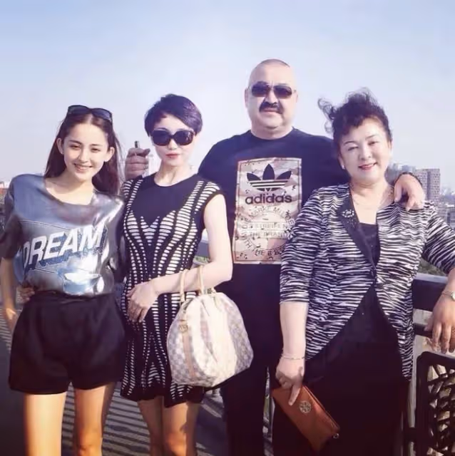 娜扎曬全家福為母親慶生，媽媽年輕貴氣，空姐姐姐罕見出鏡顏值高