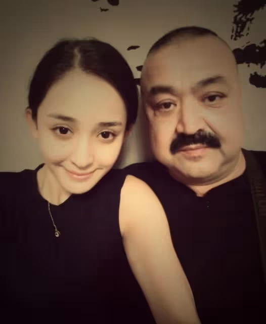 娜扎曬全家福為母親慶生，媽媽年輕貴氣，空姐姐姐罕見出鏡顏值高