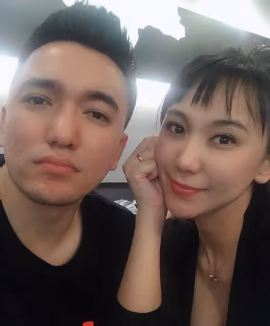 娜扎曬全家福為母親慶生，媽媽年輕貴氣，空姐姐姐罕見出鏡顏值高