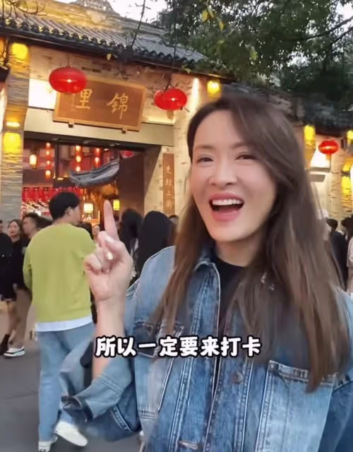 港姐冠軍向海嵐現身成都!路邊攤大口擼串接地氣,48歲成珠寶商人