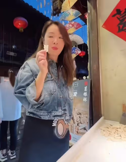 港姐冠軍向海嵐現身成都!路邊攤大口擼串接地氣,48歲成珠寶商人