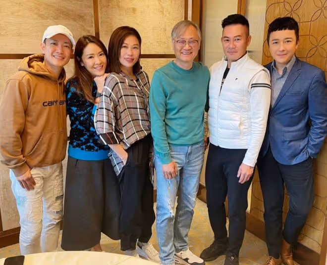 港姐冠軍向海嵐現身成都!路邊攤大口擼串接地氣,48歲成珠寶商人