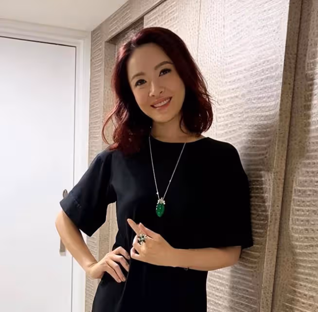 港姐冠軍向海嵐現身成都!路邊攤大口擼串接地氣,48歲成珠寶商人