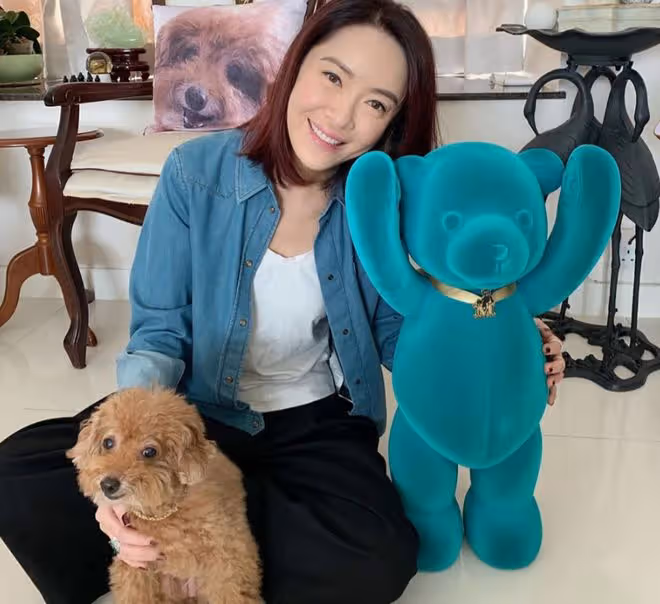 港姐冠軍向海嵐現身成都!路邊攤大口擼串接地氣,48歲成珠寶商人