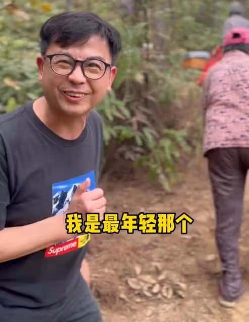 知名港星回家鄉台山祭祖!林子裡野餐不怕髒,幾盆肉直接放地上