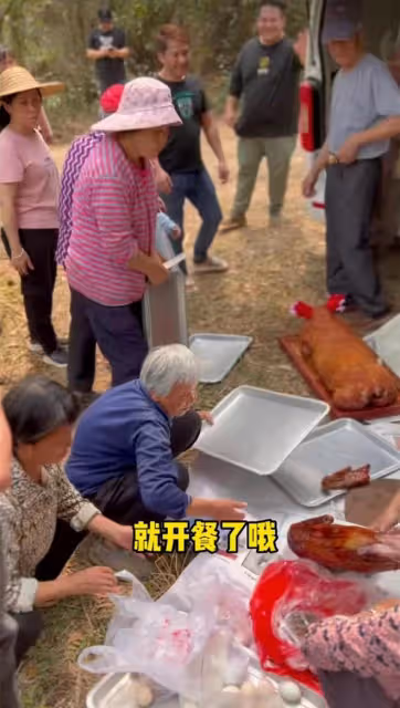 知名港星回家鄉台山祭祖!林子裡野餐不怕髒,幾盆肉直接放地上