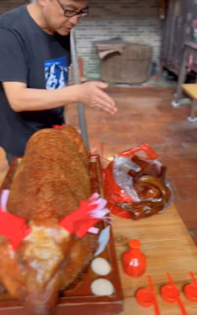 58歲港星回台山祭祖!報紙鋪地墓旁吃燒豬野餐,山路陡峭險跌倒