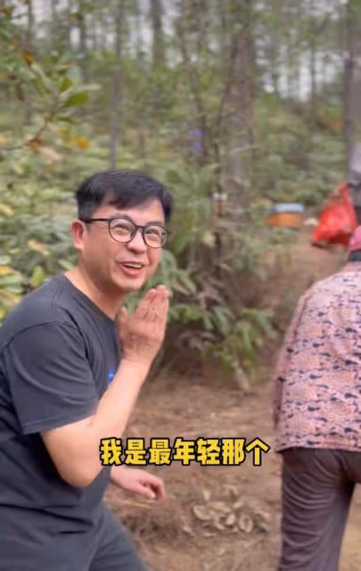 58歲港星回台山祭祖!報紙鋪地墓旁吃燒豬野餐,山路陡峭險跌倒