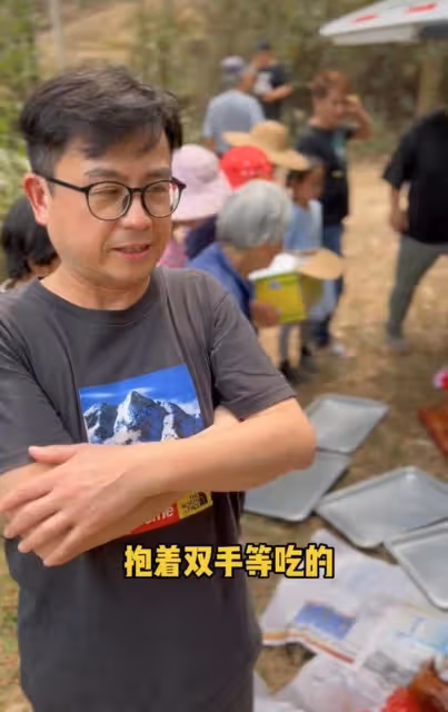 58歲港星回台山祭祖!報紙鋪地墓旁吃燒豬野餐,山路陡峭險跌倒