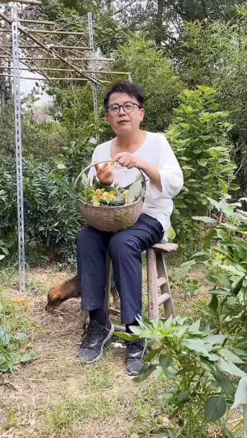 58歲港星回台山祭祖!報紙鋪地墓旁吃燒豬野餐,山路陡峭險跌倒