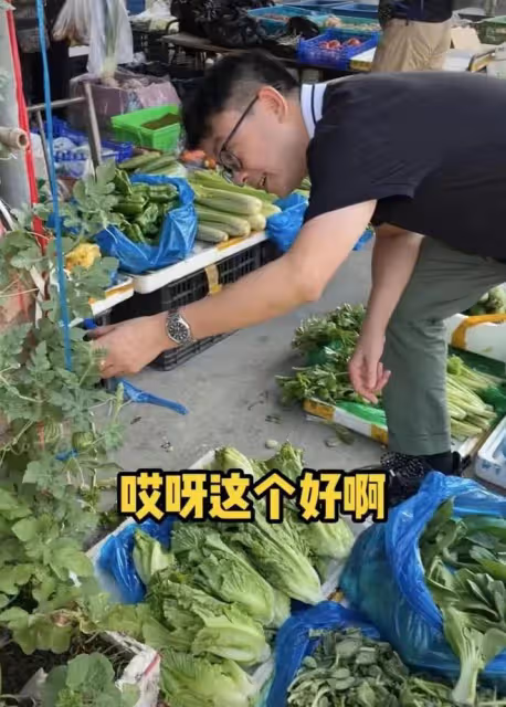 58歲港星回台山祭祖!報紙鋪地墓旁吃燒豬野餐,山路陡峭險跌倒
