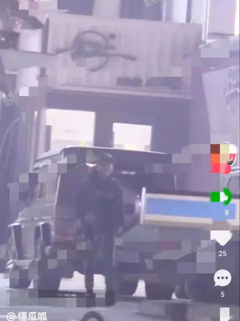 48歲陳羽凡罕見露面,開三百萬的豪車去聚會,身材發福生活很瀟灑