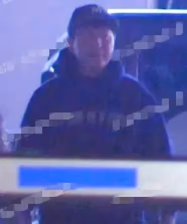 48歲陳羽凡罕見露面,開三百萬的豪車去聚會,身材發福生活很瀟灑