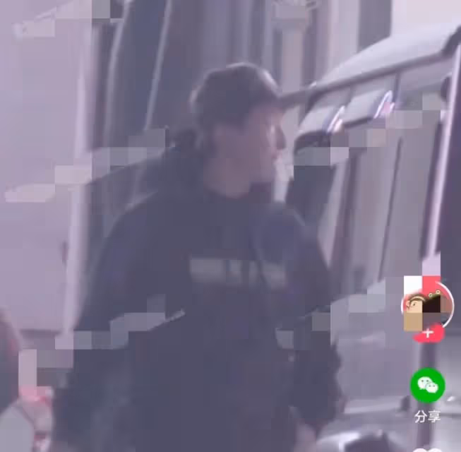 48歲陳羽凡罕見露面,開三百萬的豪車去聚會,身材發福生活很瀟灑