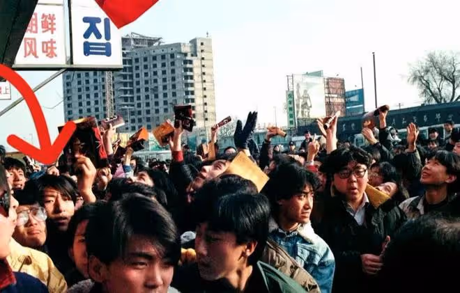48歲陳羽凡罕見露面，開三百萬的豪車去聚會，身材發福生活很瀟灑