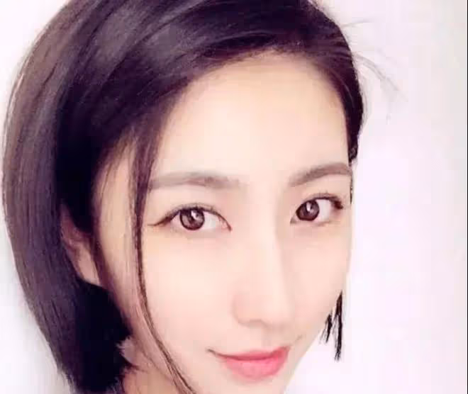 48歲陳羽凡罕見露面，開三百萬的豪車去聚會，身材發福生活很瀟灑
