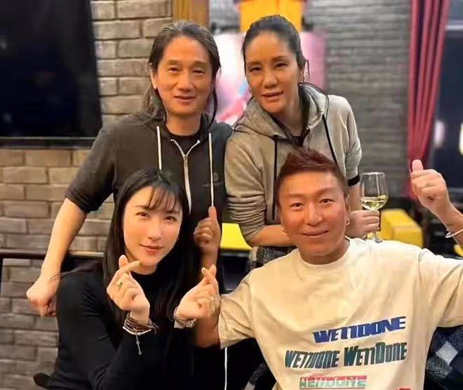 48歲陳羽凡罕見露面，開三百萬的豪車去聚會，身材發福生活很瀟灑