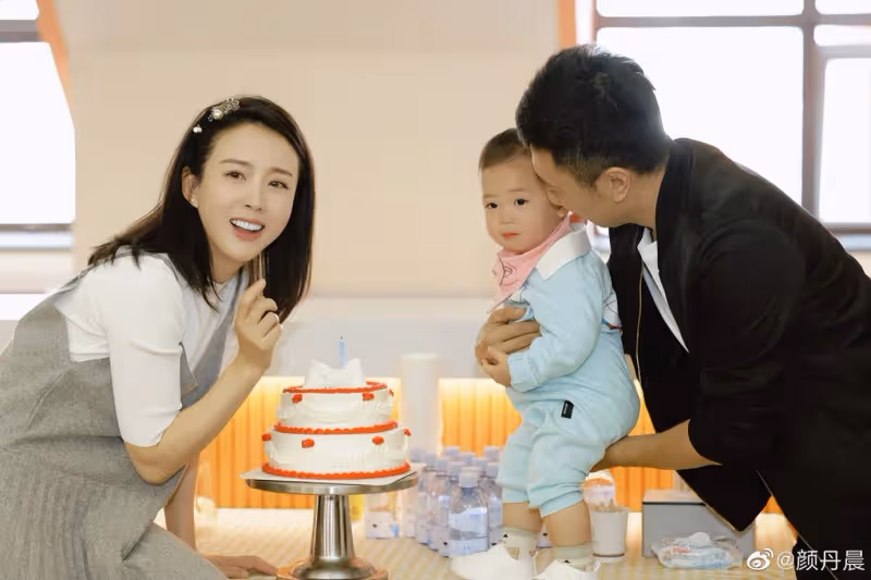 顏丹晨曬全家福為兒慶周歲宴，小恩寶抓周兩次都拿話筒，長相似爸