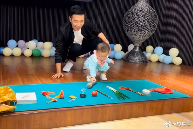 顏丹晨曬全家福為兒慶周歲宴，小恩寶抓周兩次都拿話筒，長相似爸
