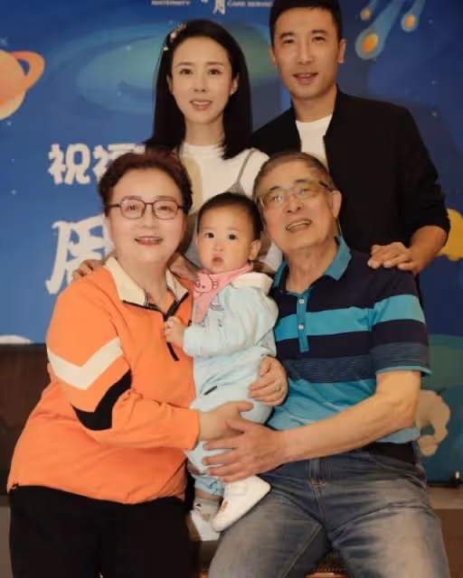 顏丹晨曬全家福為兒慶周歲宴，小恩寶抓周兩次都拿話筒，長相似爸