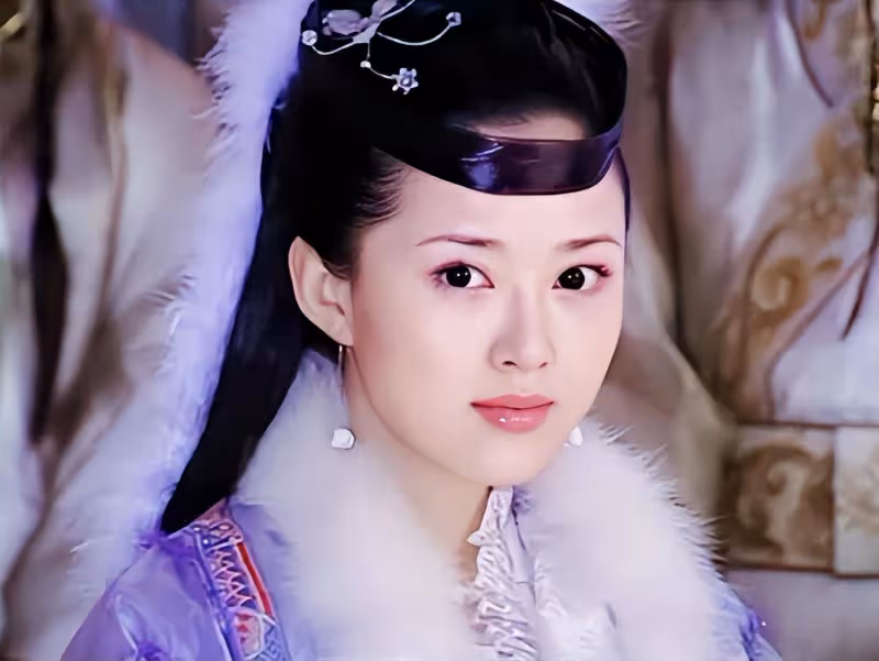 顏丹晨曬全家福為兒慶周歲宴,小恩寶抓周兩次都拿話筒,長相似爸