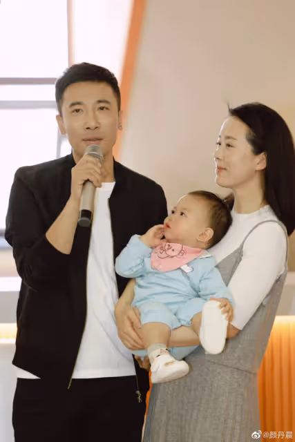 顏丹晨曬全家福為兒慶周歲宴,小恩寶抓周兩次都拿話筒,長相似爸