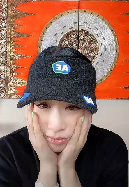 張倫碩近照骨瘦如柴,獨自一人在家直播,疑與鍾麗緹感情生變