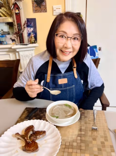 李司棋當網紅教做菜，2千元白蘭地當料酒用，獨居豪宅女兒在國外