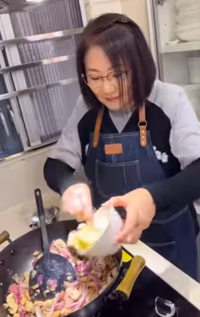 李司棋當網紅教做菜，2千元白蘭地當料酒用，獨居豪宅女兒在國外