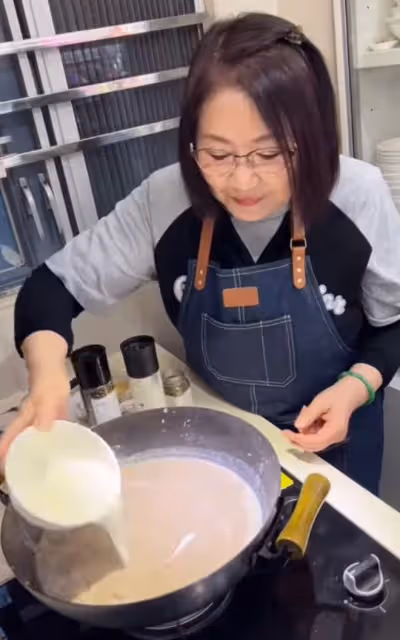李司棋當網紅教做菜，2千元白蘭地當料酒用，獨居豪宅女兒在國外